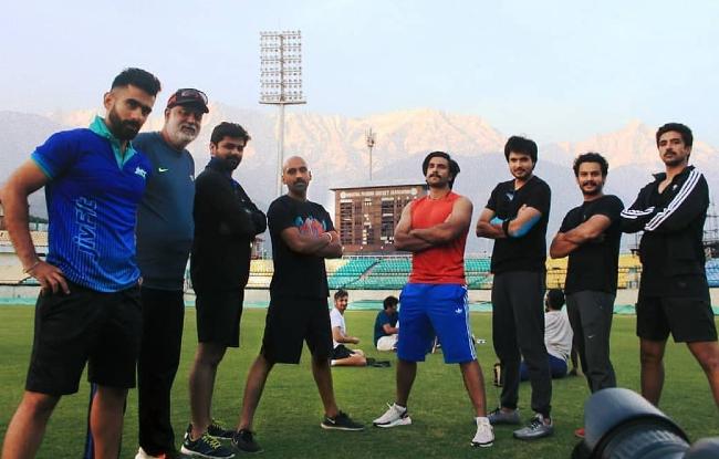 रणवीर सिंह और 83 मूवी टीम के साथ राजीव मेहरा। (Image Credit: Instagram)