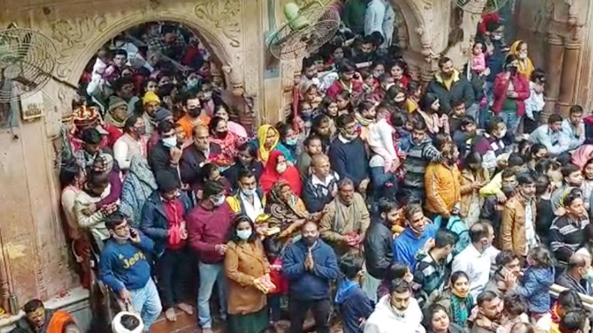 नए साल पर मंदिरों में उड़ी भक्तों की भीड़
