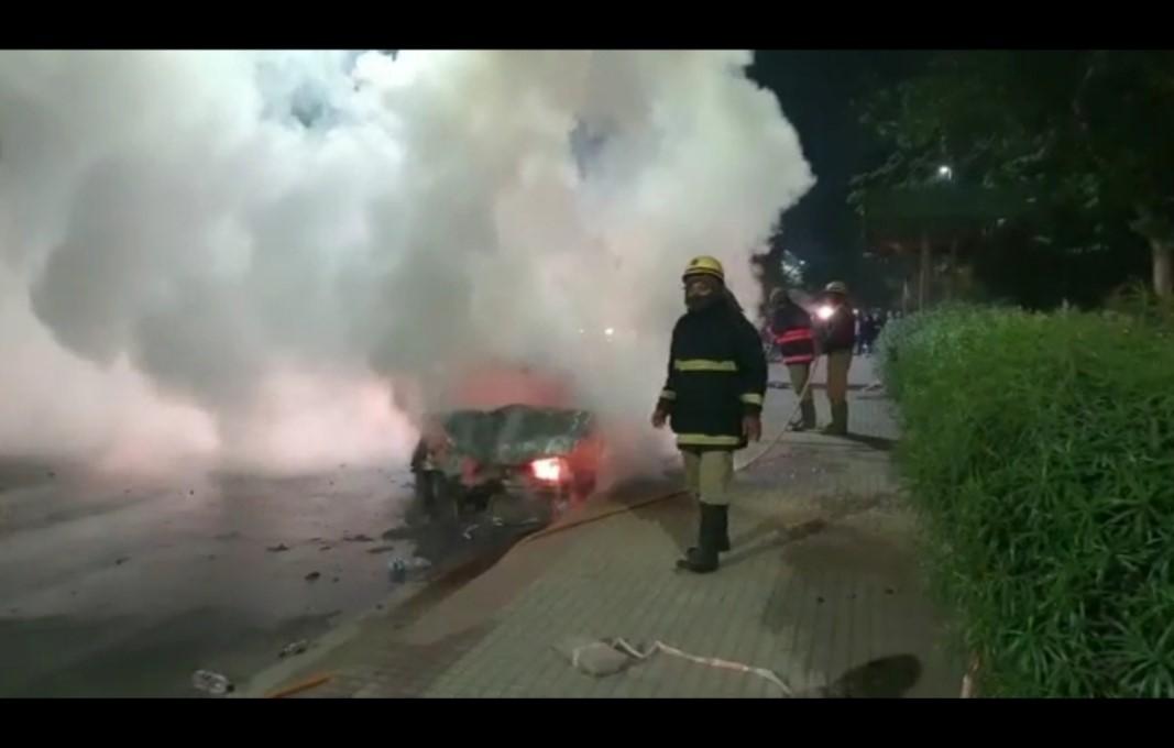 सड़क हादसे में कार में लगी आग 