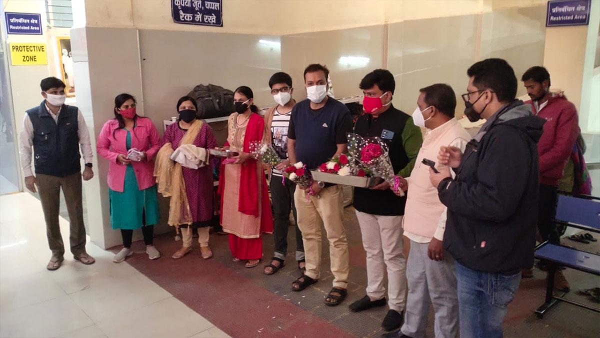 बेटियां पैदा होने पर बांटे गए सोने और चांदी के लॉकेट 