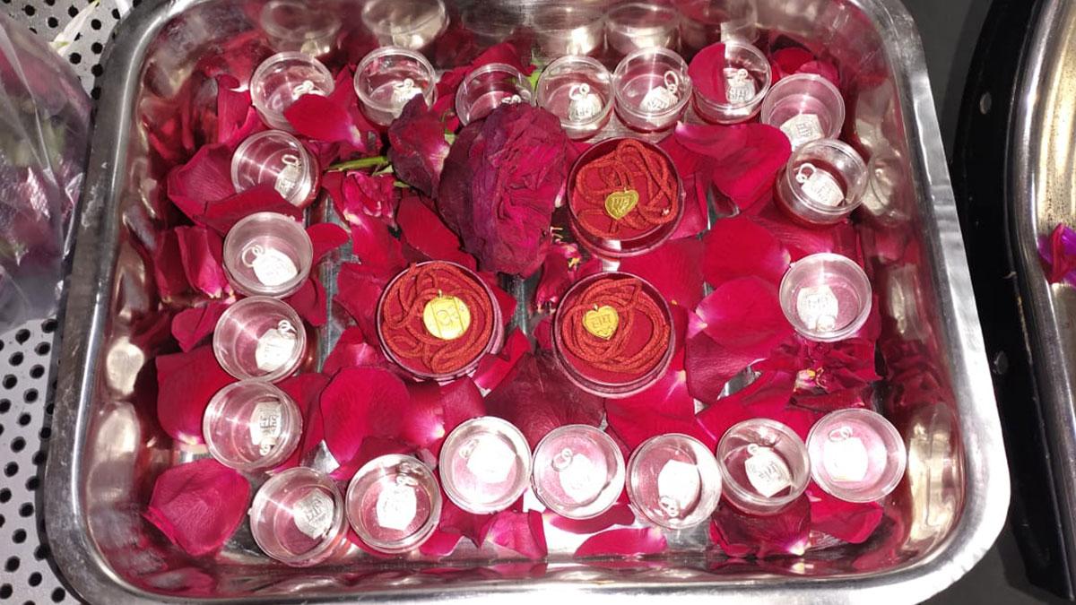 बेटियां पैदा होने पर बांटे गए सोने और चांदी के लॉकेट 