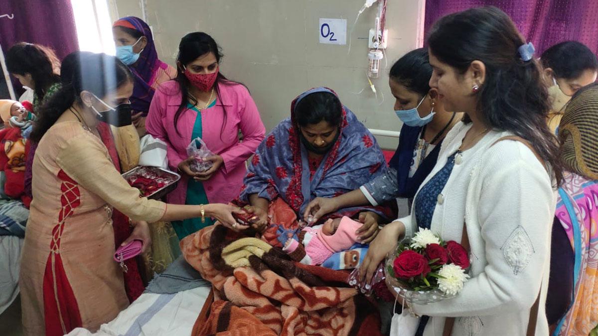 बेटियां पैदा होने पर बांटे गए सोने और चांदी के लॉकेट 