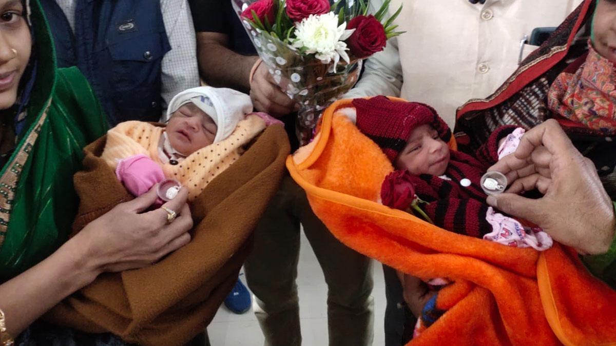 बेटियां पैदा होने पर बांटे गए सोने और चांदी के लॉकेट 