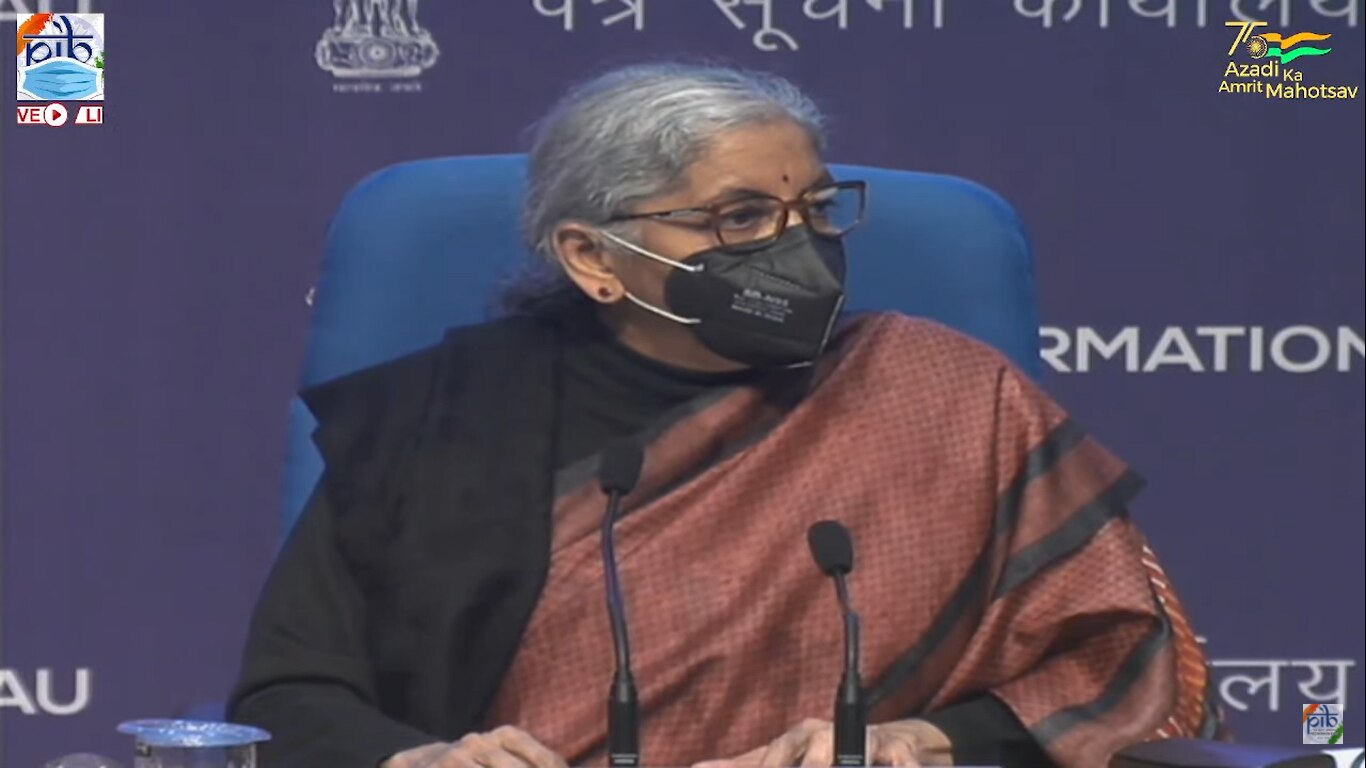 वित्त मंत्री प्रेस कॉन्फ्रेंस में वित्त मंत्री प्रेस कॉन्फ्रेंस में