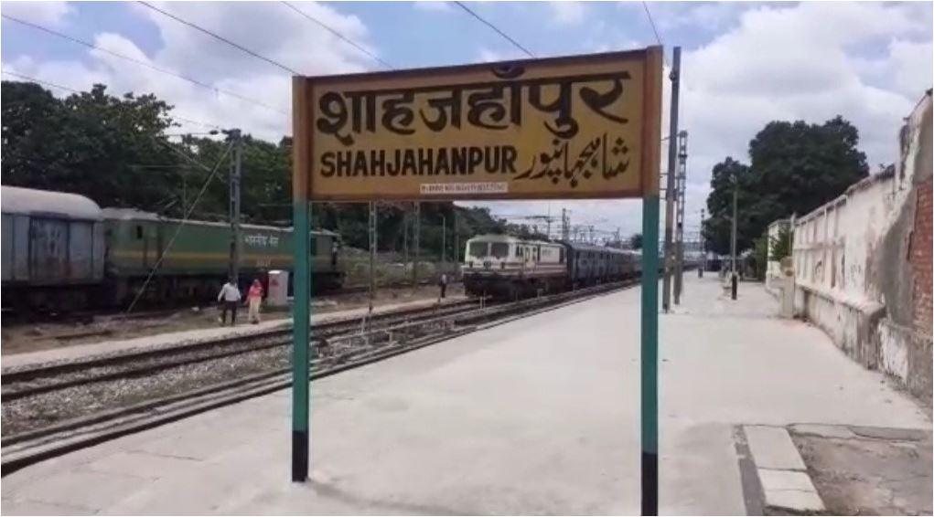 ढाई घंटे तक इंतजार करते रहे यात्री.