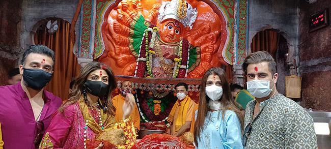 शिल्पा शेट्टी ने किए मां के दर्शन