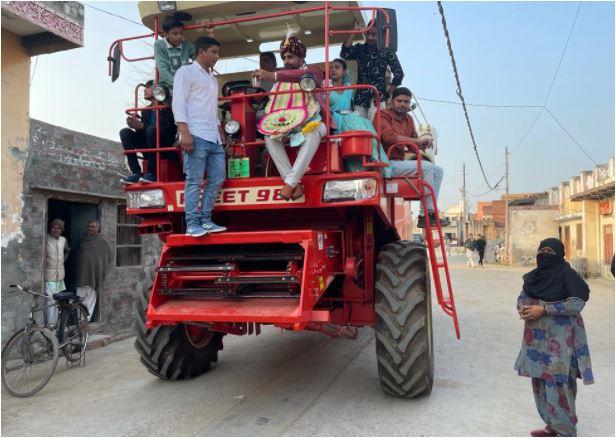 रोहतक में दूल्हे ने कंबाइन मशीन पर कराई घुड़चढ़ी.