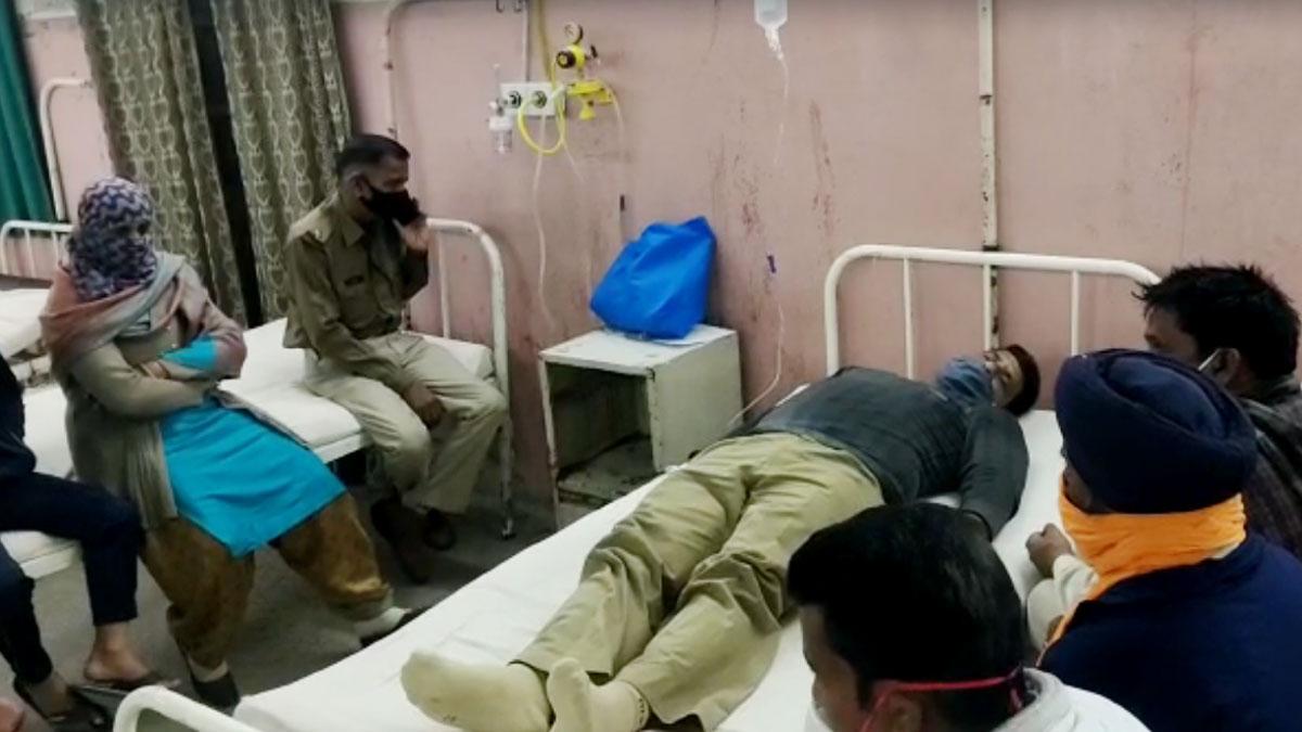 घायल पुलिसकर्मियों को अस्पताल में भर्ती कराया गया