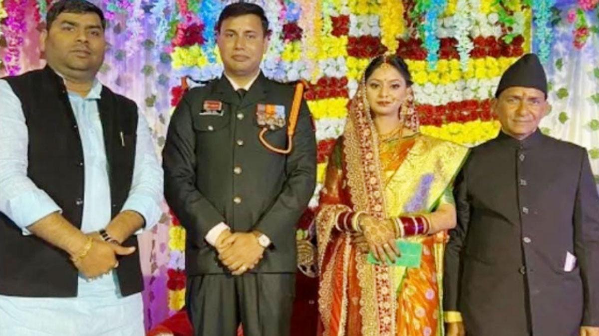 फौजी ने वर्दी में किया शादी का रिसेप्शन
