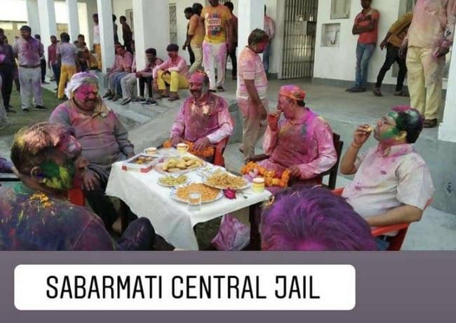 अतीक की तस्वीर साबरमती सेंट्रल जेल की होने का किया जा रहा दावा