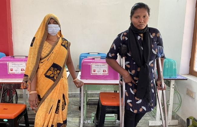 महिलाओं को दी गई सिलाई मशीन