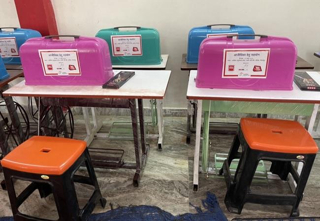 महिलाओं को दी गई सिलाई मशीन