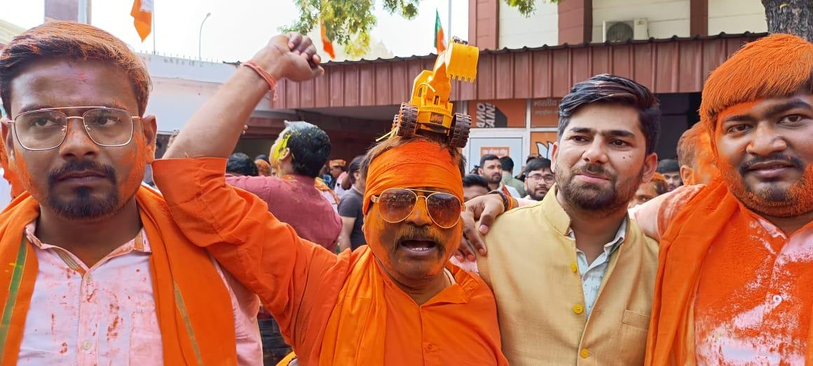 यूपी चुनाव में बुल़़डोजर रंग