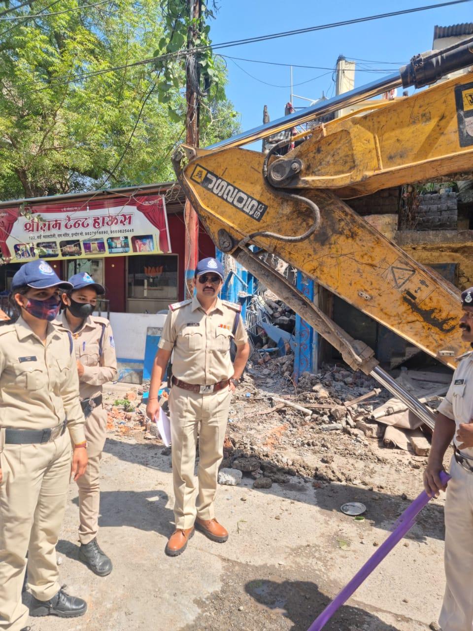 चाची के घर चला बुलडोजर