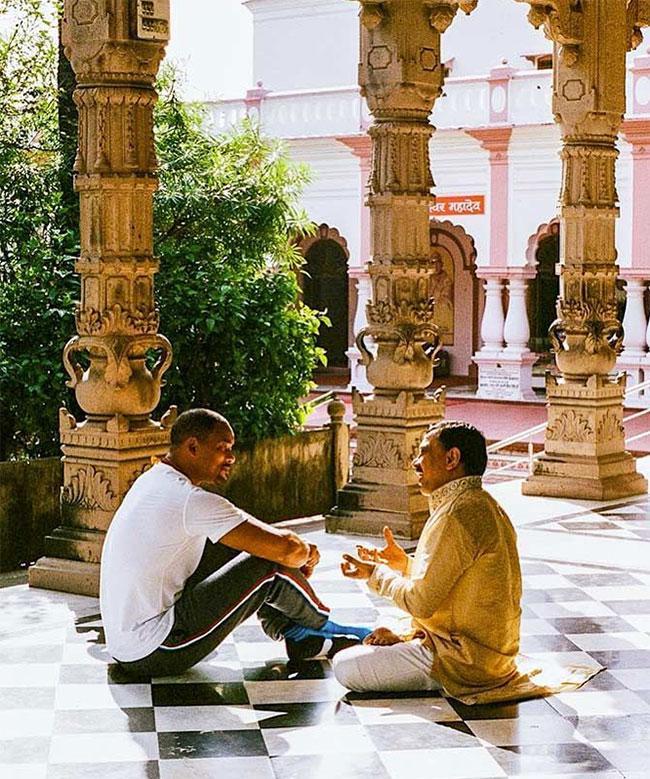 ज्योतिष से बात करते हुए विल स्मिथ