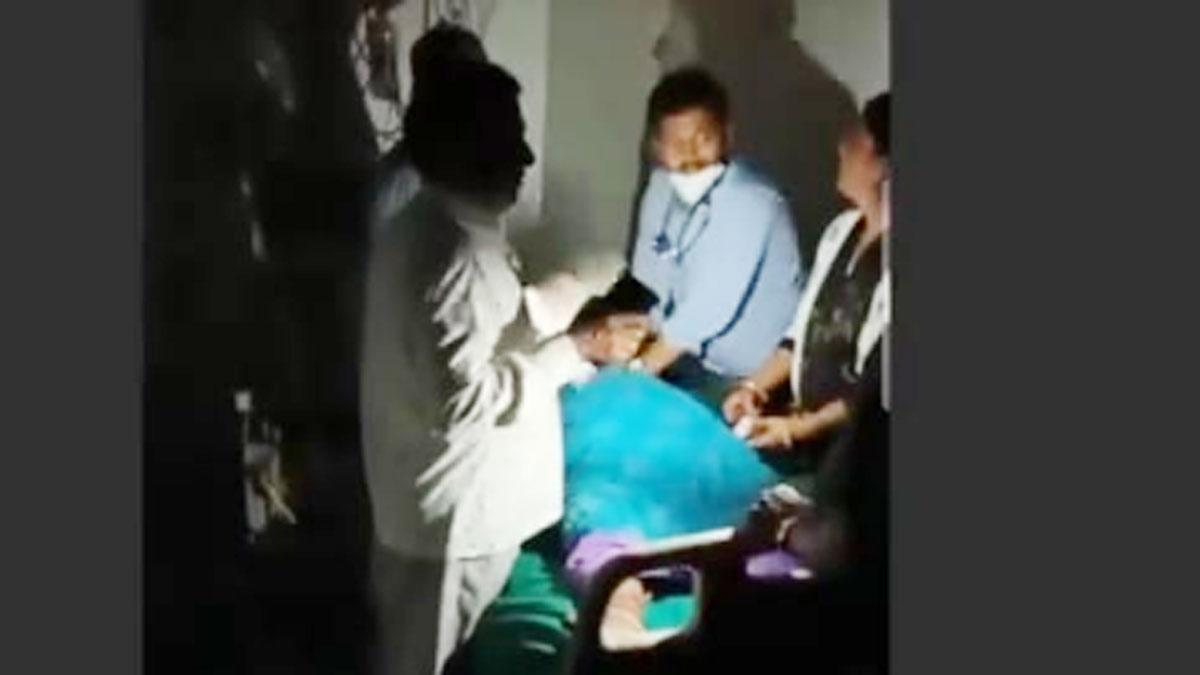 मोबाइल की टॉर्च की रोशनी में दिया महिला को CPR 