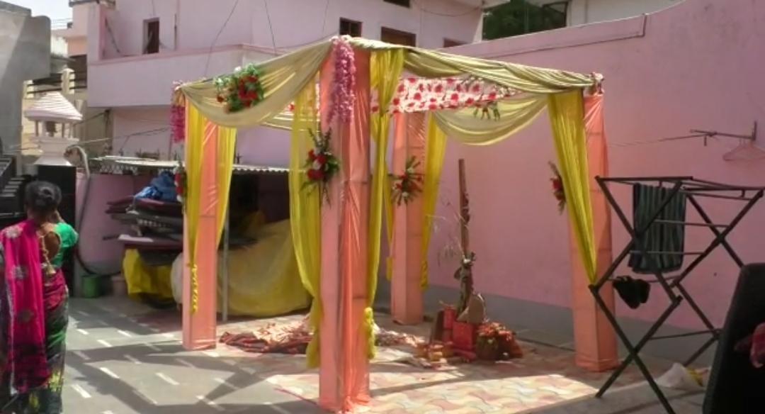 परवेज के परिवार ने बनाया मंडप