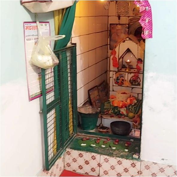 घर में बनवाई है बाबू काले खां की मजार.
