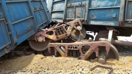 एक-दूसरे से टकराए रैक