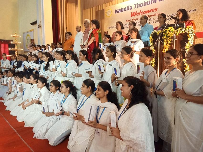 UP Free Tablet Smartphone लखनऊ में छात्राओं को बंटे फ्री टैबलेटस्