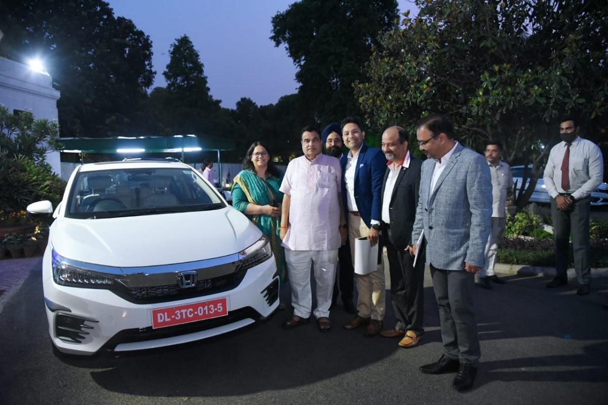Honda City eHEV के साथ नितिन गडकरी