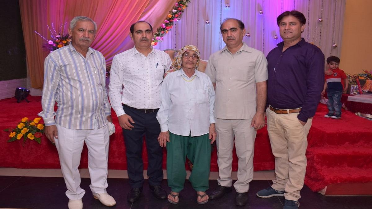 चार अफसर बेटों के साथ मां प्रेमवती की तस्वीर