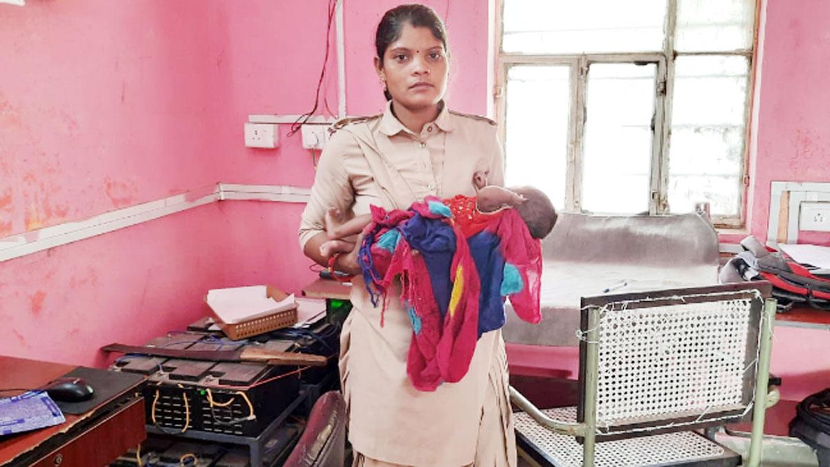 2 महिला कांस्टेबल ने अमृतपान कराकर बचाई मासूम की जान