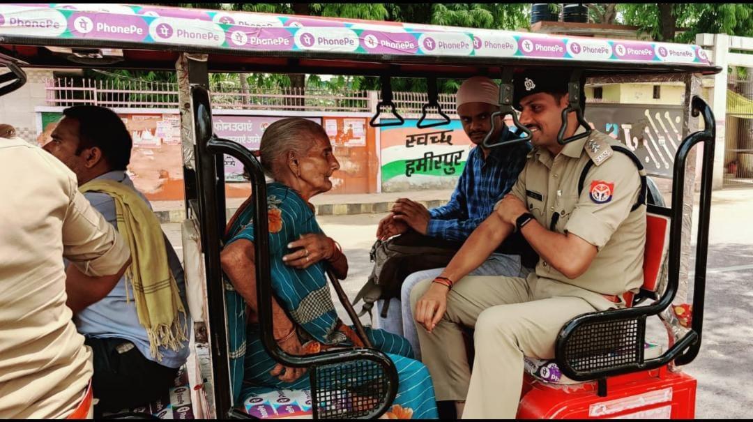 अस्पताल जाते हुए विकास यादव और बुजुर्ग महिला