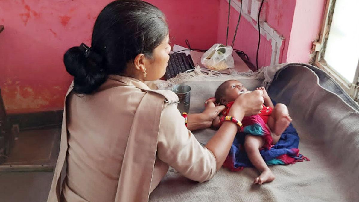 2 महिला कांस्टेबल ने अमृतपान कराकर बचाई मासूम की जान