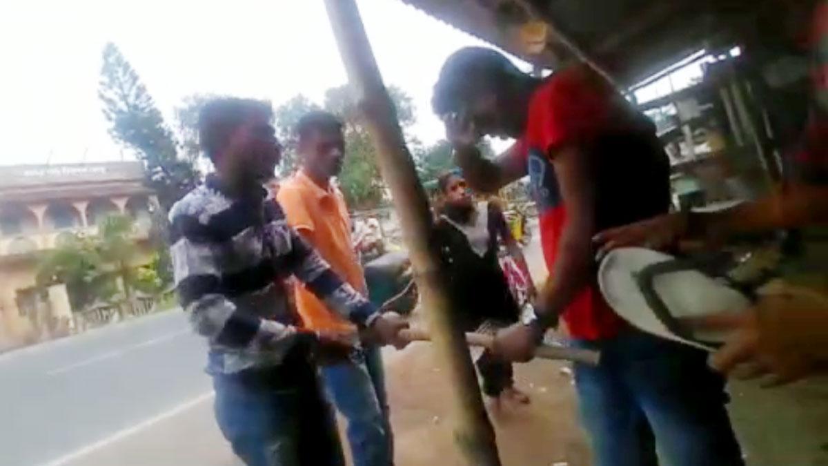 महिला ने सरेआम पति को पीटा