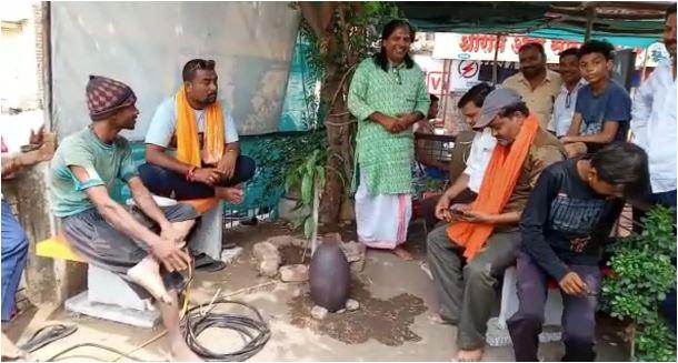 लोग कर रहे मंदिर बनवाने की मांग.