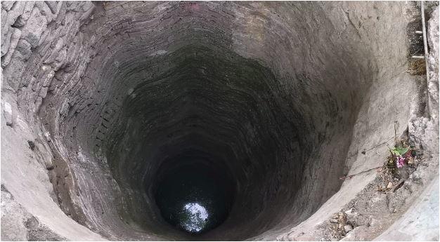 करीब 60 फीट से ज्यादा गहरा और 100 सालों से अधिक पुराना है कुआं.
