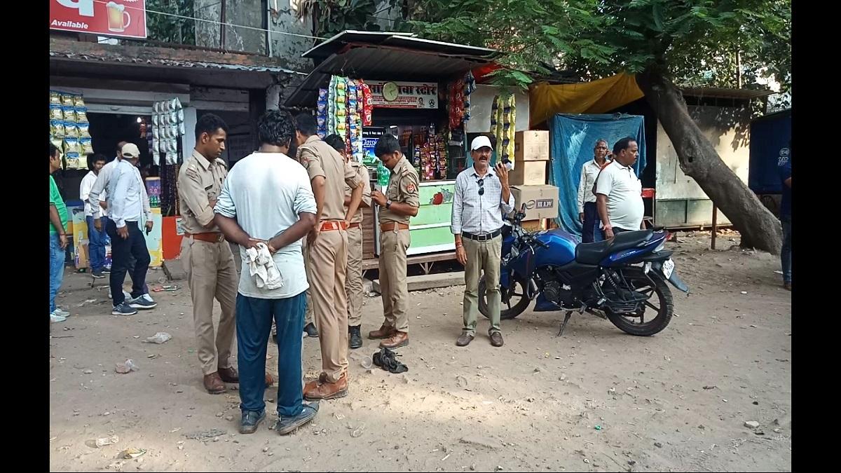 घटनास्थल पर मौजूद पुलिसकर्मी