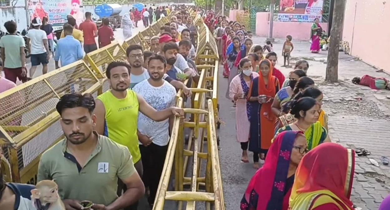 सावन के पहले सोमवार पर मंदिरों में लगी भक्तों की भीड़