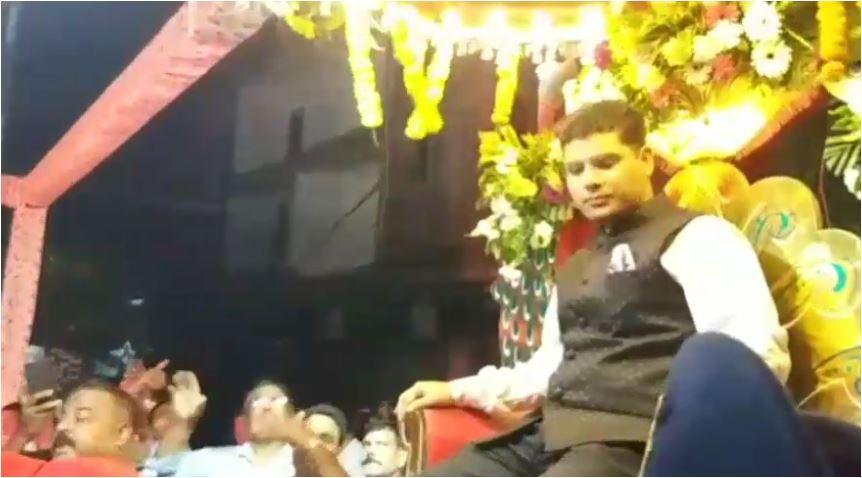 रथ में बैठे रामगढ़ के नए एसपी पीयूष पाण्डेय.