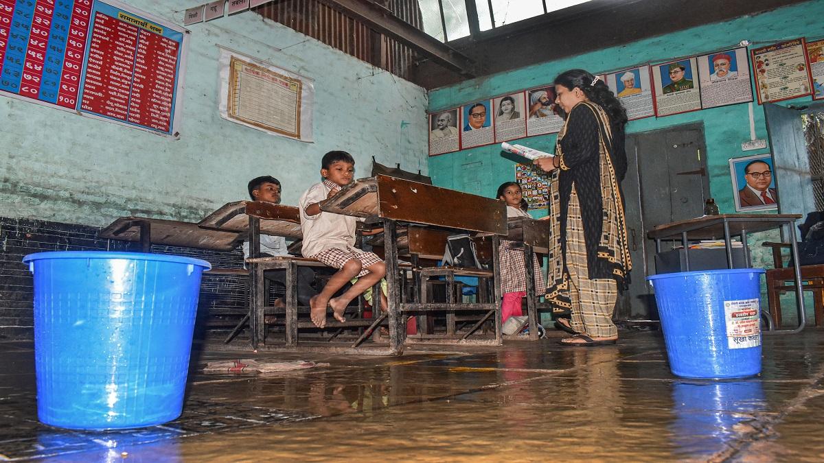क्लास रूम में घुसा पानी- फोटो PTI