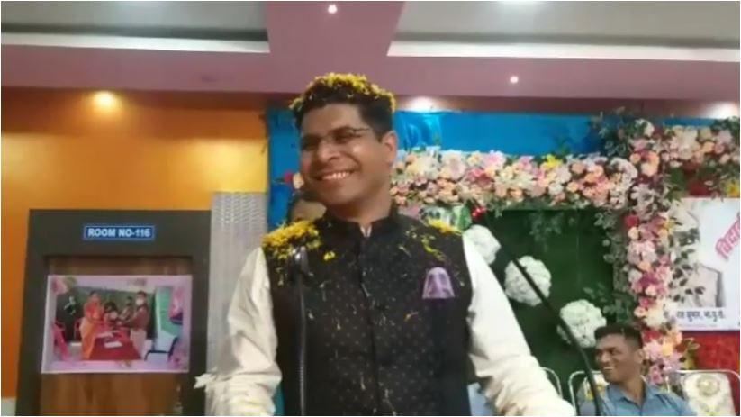 फूल बरसाकर किया नए एसपी पीयूष पाण्डेय का स्वागत.