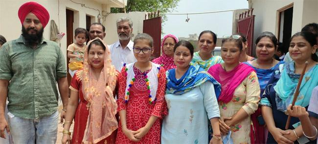 परिवार के साथ नैंसी 