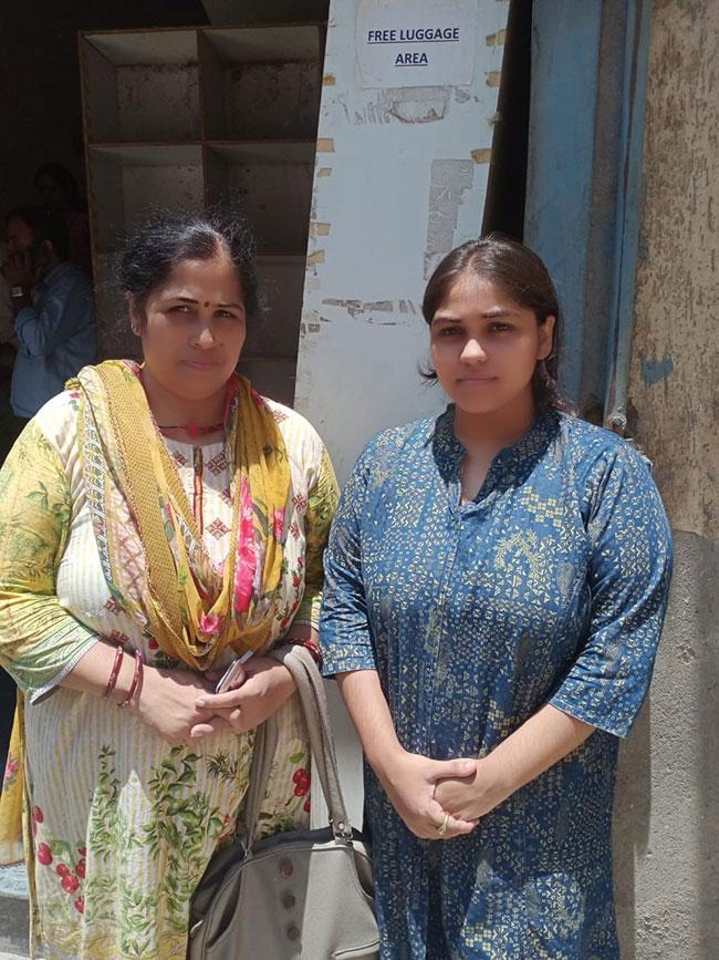 Aishwarya with her mother Urvashi 