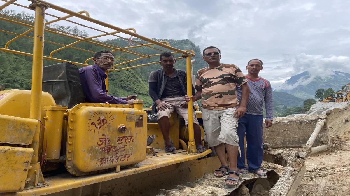 अपने साथियों के साथ जमान सिंह बिष्ट