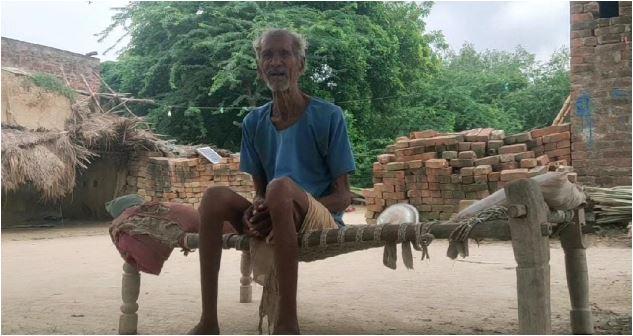 गांव में सबसे बुजुर्ग दामाद रामप्रसाद.