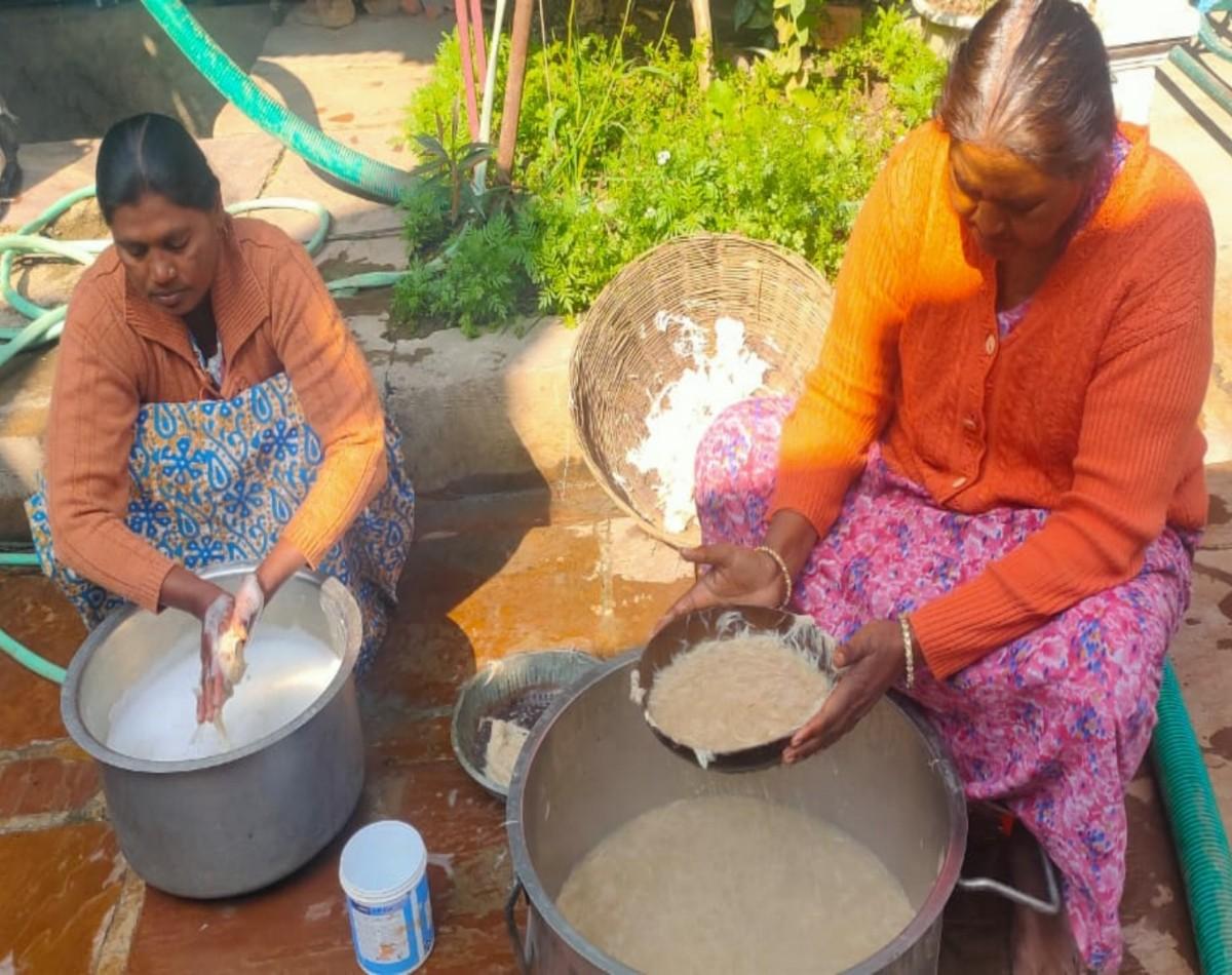 मुर्गे के पंखों की सफाई