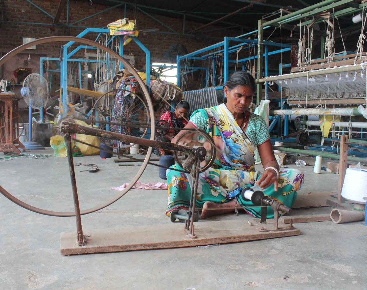 मुर्गे के पंखों से कपड़ा बनाते बुनकर