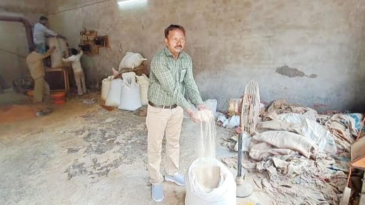 मसाला फैक्ट्री पर खाद्य विभाग की टीम ने मारा छापा