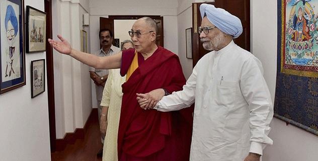 मनमोहन सिंह के साथ दलाई लामा (Photo : Tibet.Net)