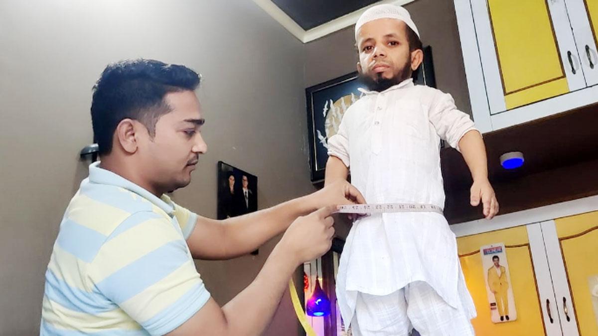 शेरवानी का नाप देने टेलर के पास पहुंचे अजीम 