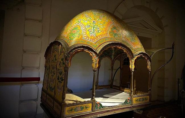 जयविलास पैलेस में रखा एंटीक सामान