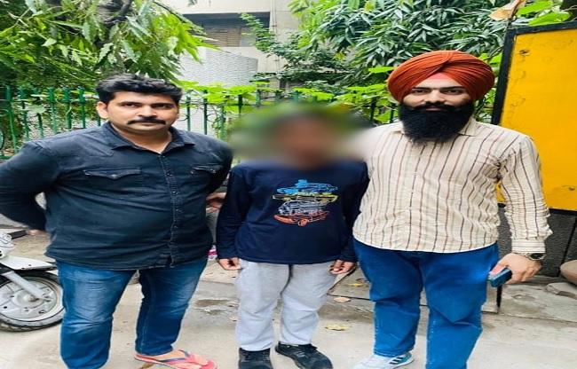 अपने परिवार के साथ दिल्ली पहुंचा छात्र