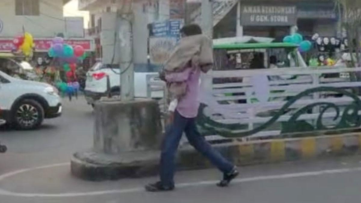 शव ले जाने के लिए नहीं मिला कोई वाहन