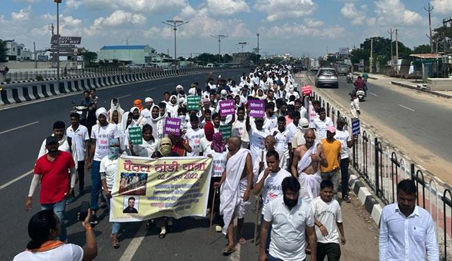 युवाओं ने निकाला दांडी मार्च (Photo:aajtak.in)